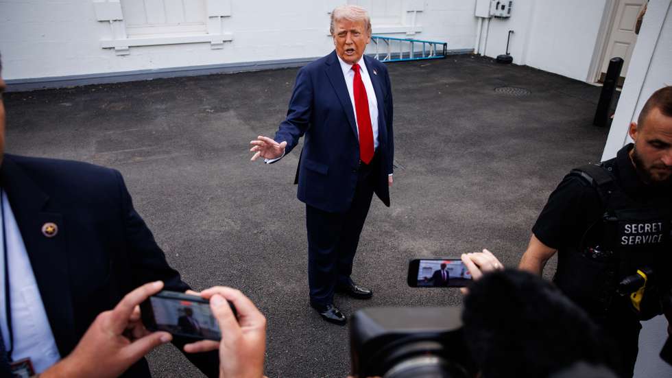epa12049386 US President Donald Trump stops to talk to reporters after surveying the North Lawn of the White House in Washington, D.C., USA, 23 April 2025. Trump said he was looking at where a new flag pole would be installed on the North Lawn, which he claimed to be paying for.  EPA/SAMUEL CORUM / POOL