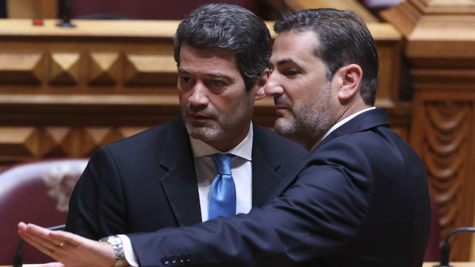 O presidente do Chega, André Ventura (E), conversa com o deputado do Partido Social Democrata (PSD), Hugo Soares (D), durante os trabalhos da primeira sessão plenária da XVII Legislatura, na Assembleia da República, em Lisboa, 03 de junho de 2025. Os 230 deputados eleitos nas legislativas de 18 de maio iniciam funções na primeira sessão plenária da XVII legislatura. ANTÓNIO COTRIM/LUSA