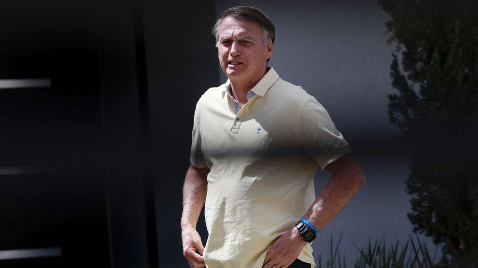 epa12349692 Brazil's former president Jair Bolsonaro walks at his residence in Brasilia, Brazil, 03 September 2025. Bolsonaro's defense team denied before the Supreme Court that the former Brazilian president participated in a coup plot and reduced the prosecution's accusation to 'suppositions' in a session that has left the trial ready for sentencing.  EPA/SEBASTIAO MOREIRA