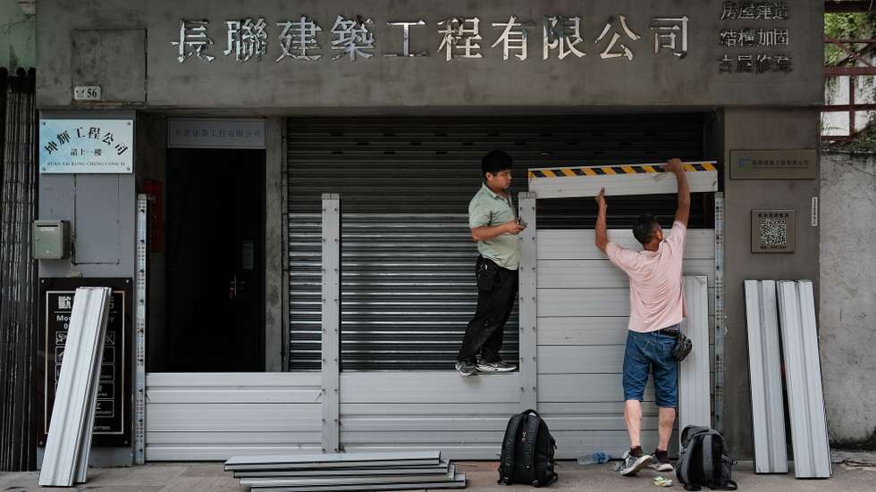 Residentes e comerciantes de Macau tomaram precauções contra os impactos potencialmente graves de ventos sustentados superiores a 200 quilómetros por hora e rajadas até 260, devido à intensidade do supertufão Ragasa que se aproxima do território e que pode ocorrer na quarta-feira a possibilidade de inundações de magnitude comparável às observadas durante os tufões Hato e Mangkhut, 23 de setembro de 2025, Macau. GONÇALO LOBO PINHEIRO/LUSA