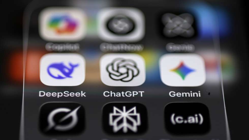epa12494825 (ILLUSTRATION) - A mobile phone display showing the icons of artificial intelligence (AI) apps Deepseek, Chatgpt and Gemini in Berlin, Germany, 31 October 2025.  EPA/HANNIBAL HANSCHKE