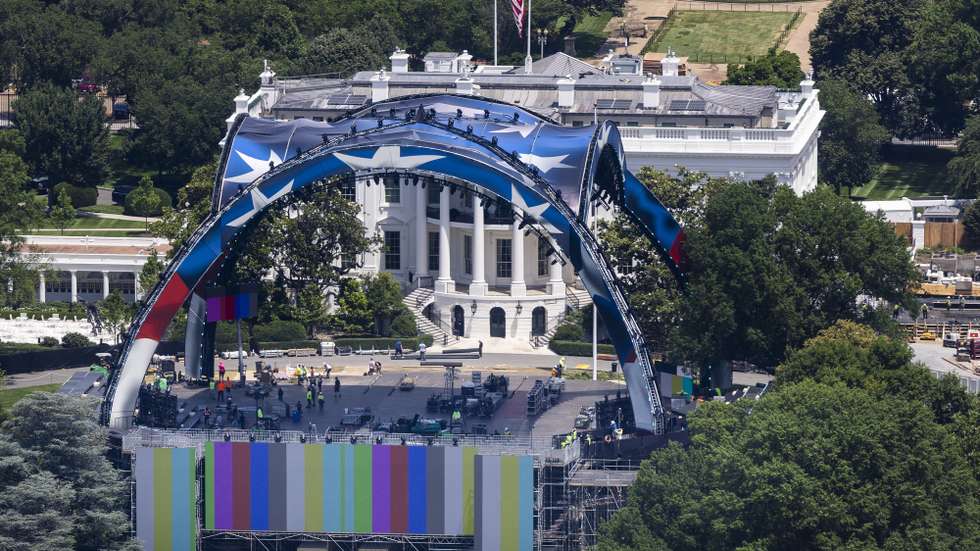 epaselect epa13018769 Sections of an Ultimate Fighting Championship (UFC) octagon rise from the South Lawn of the White House in Washington, DC, USA, 05 June 2026. UFC Freedom 250 is a mixed martial arts event scheduled for 14 June 2026 as part of events marking the United States' 250th anniversary. US President Trump has ordered renovations across DC ahead of the anniversary this summer.  EPA/JIM LO SCALZO