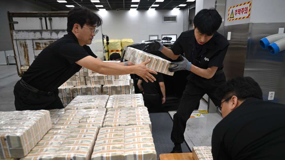epaselect epa13240643 Cash transport personnel load bundles of South Korean banknotes into a van at the central bank in Seoul, South Korea, 15 September 2026, as the Bank of Korea releases banknotes to stimulate the flow of money ahead of the Chuseok holidays next week.  EPA/JUNG YEON-JE / POOL