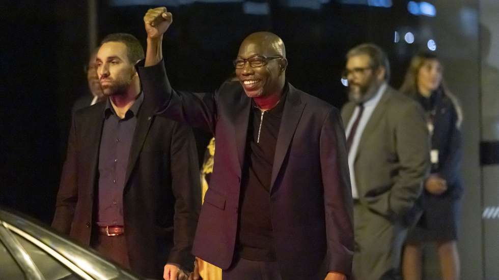 O opositor guineense Domingos Simões Pereira, à chegada ao Aeroporto Humberto Delgado, em Lisboa, 23 de julho de 2026. Simões Pereira estava a cumprir prisão preventiva na Guiné-Bissau desde o passado dia 10 de julho, no âmbito de um processo em que é acusado pela justiça militar de participação numa alegada tentativa de golpe de Estado ocorrida em outubro de 2025. JOSÉ SENA GOULÃO/LUSA