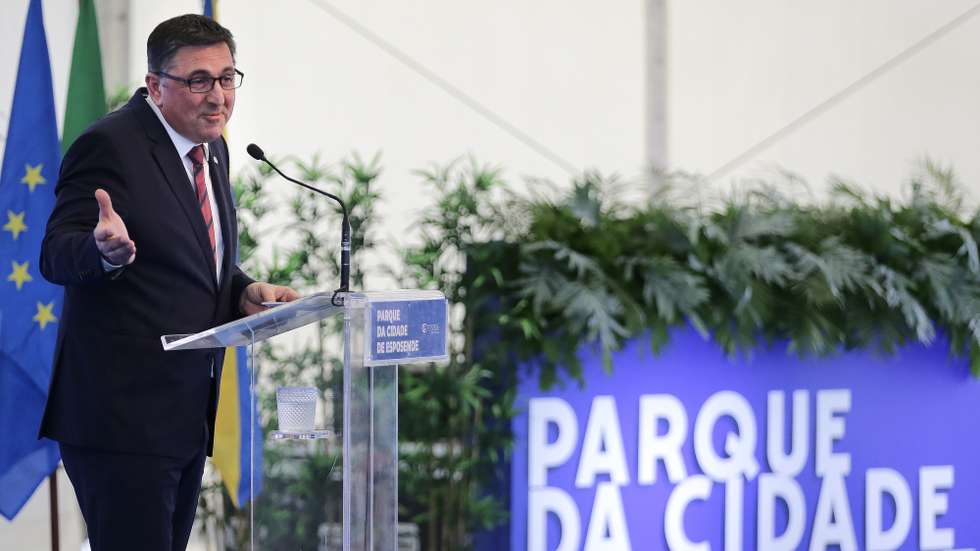 O presidente da câmara municipal de Esposende, Benjamim Pereira discursa durante a cerimónia de lançamento da primeira pedra do Parque da Cidade de Esposende que contou com a presença do primeiro-ministro Luís Montenegro (ausente na fotografia), 28 Abril 2024. MANUEL FERNANDO ARAUJO/LUSA