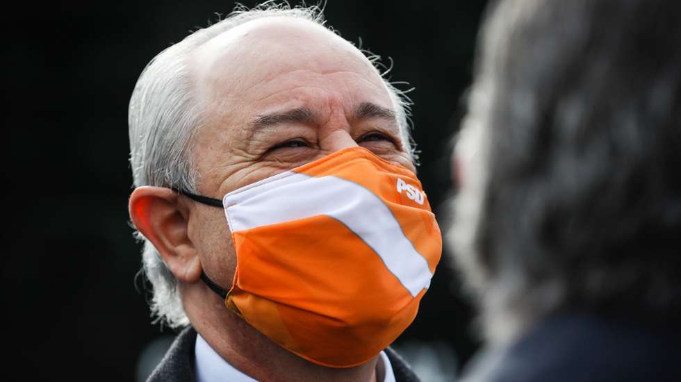 O presidente do Partido Social Democrata (PSD), Rui Rio, marca presença na inauguração da campanha de cartazes que evocam os 40 anos da morte de Francisco Sá Carneiro, no cruzamento da avenida da Boavista com a avenida Dr. Antunes Guimarães, no Porto, 27 de novembro de 2020. JOSÉ COELHO/LUSA