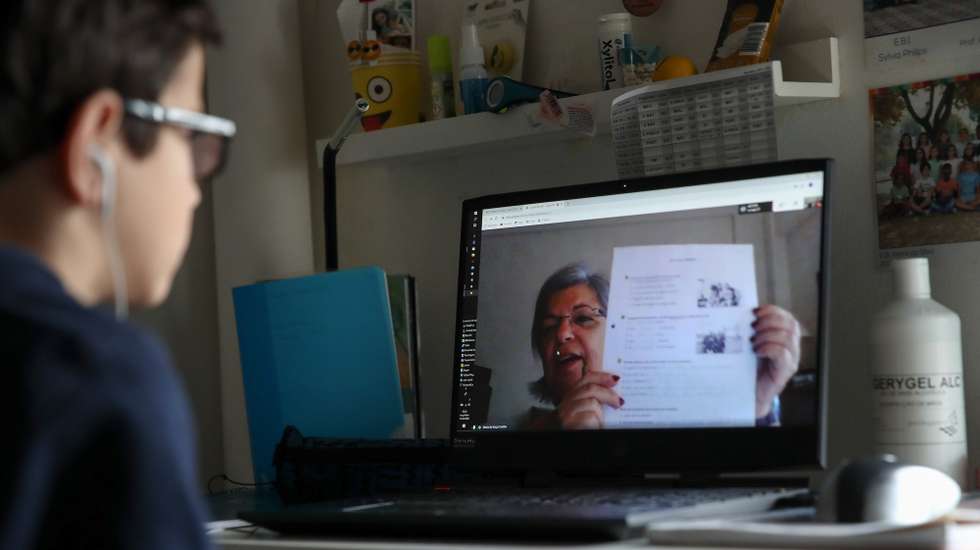 Um aluno do ensino básico durante uma aula online devido à pandemia de coronavírus (Covid-19), Lisboa, 14 de abril de 2020. Com o início do terceiro período regressa o modelo de ensino à distância, uma vez que o executivo decidiu manter a suspensão das aulas presenciais para todos os alunos do ensino obrigatório, admitindo apenas o eventual regresso às escolas dos alunos dos 11.º e 12.º ano, devido à pandemia da covid-19. MANUEL DE ALMEIDA/LUSA