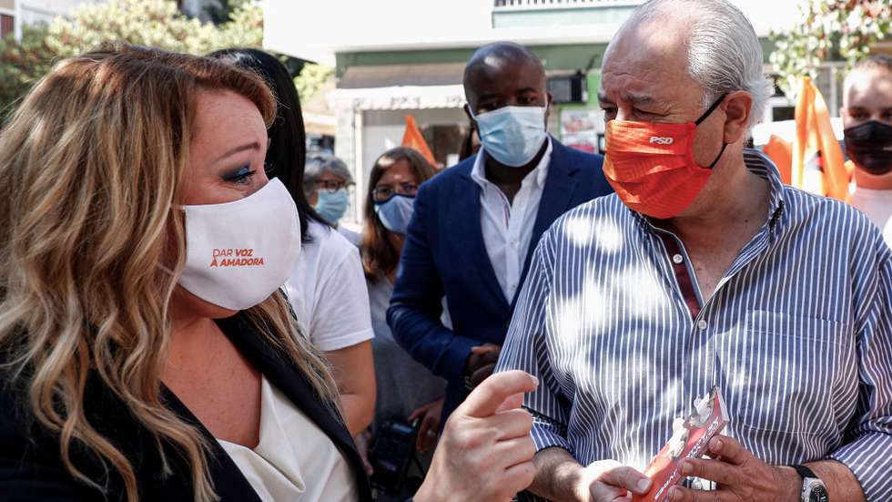 O presidente do PSD, Rui Rio, acompanhado pela candidata do partido nas eleições autárquicas à Câmara Municipal da Amadora, Suzana Garcia, durante uma ação de contato com população e comércio local na zona  da Damaia,  Amadora, 03 de setembro de 2021. No próximo dia 26 de setembro mais de 9,3 milhões eleitores podem  votar para eleger os seus representantes locais. ANTÓNIO COTRIM/LUSA