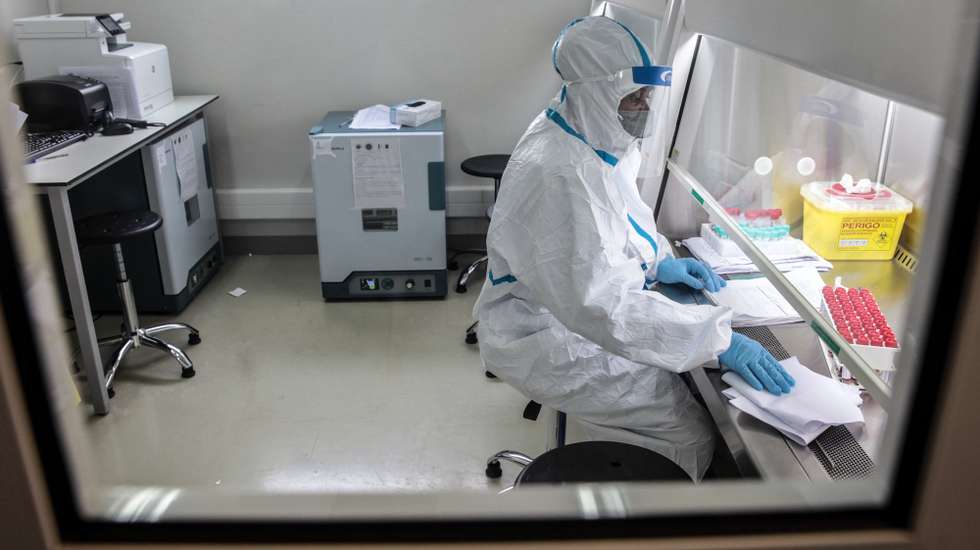 Um elemento da equipe do cientista angolano Dr. Valdemar Tchipenhe que coordena o Centro de Diagnóstico Laboratorial de Viana trabalha no diagnóstico das infeções por covid-19 em Angola, Luanda, 25 de setembro de 2020. (ACOMPANHA TEXTO DE 12/10/2020) AMPE ROGÉRIO/LUSA