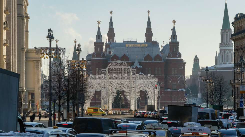 epa08868507 Traffic jam on Tverskaya street in Moscow, Russia, 07 December 2020.  EPA/YURI KOCHETKOV