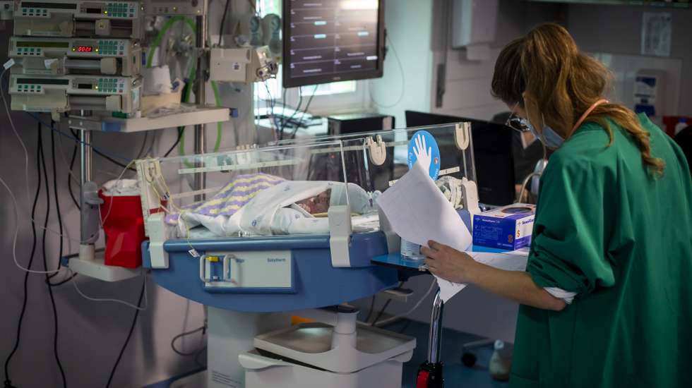 Uma profissional de saúde presta cuidados a um bebé internado no serviço de Cardiologia Pediátrica do Hospital de Santa Marta, no âmbito de uma reportagem sobre sequelas da covid-19 em crianças e adultos na unidade hospitalar, em Lisboa, 10 de fevereiro de 2021. (ACOMPANHA TEXTO DA LUSA DO DIA 13 DE FEVEREIRO DE 2021). JOSÉ SENA GOULÃO/LUSA