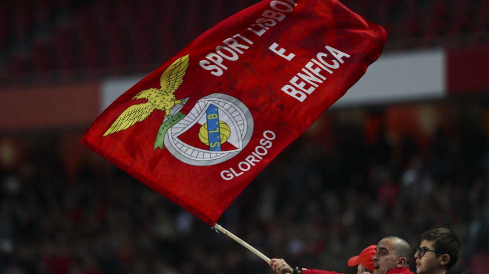 Um adepto exibe uma bandeira durante o primeiro treino do ano 2020, que foi aberto ao público, no Estádio da Luz, em Lisboa, 01 de janeiro de 2020. JOSÉ SENA GOULÃO/LUSA