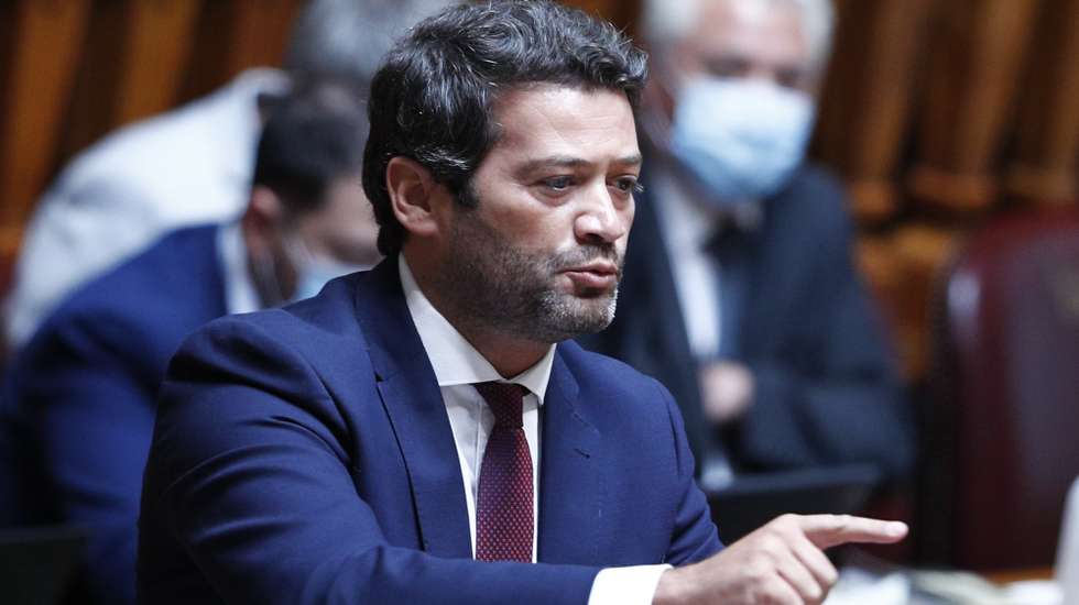 O deputado e líder do partido Chega, André Ventura, intervém durante o debate sobre o enriquecimento injustificado, que decorreu na Assembleia da República em Lisboa, 25 de junho de 2021.  ANTÓNIO COTRIM/LUSA