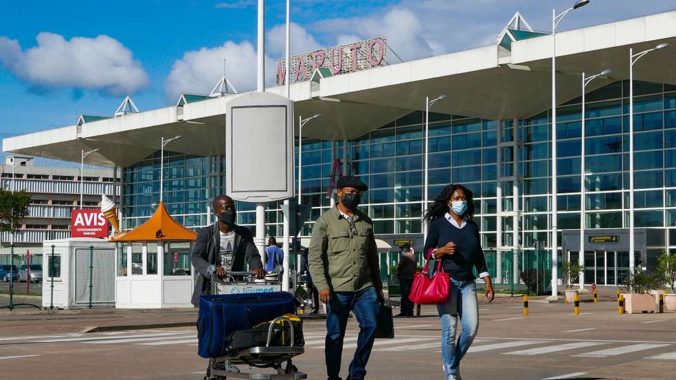 Aeroporto Internacional de Maputo Mavalane, Moçambique, 27 novembro 2021. O Governo português determinou a suspensão dos voos de e para Moçambique devido à  detecção da nova variante Ómicron, mais contagiosa do que as restantes estirpes do vírus já identificadas.  LUIS FONSECA/LUSA