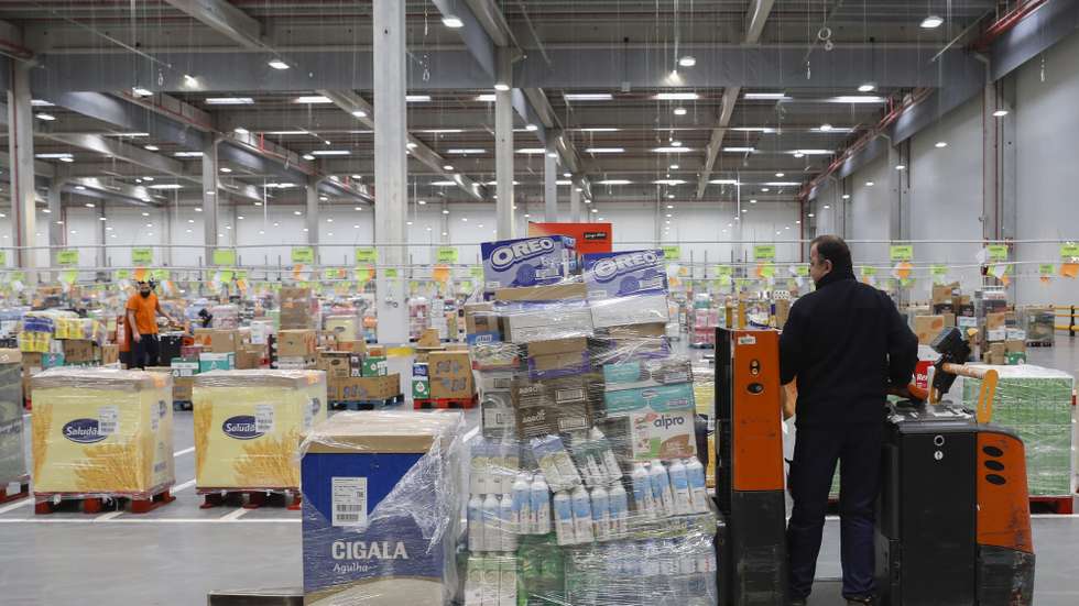Funcionários trabalham no centro de distribuição da Jerónimo Martins (Pingo Doce) em Alfena, Maia, 26 de março de 2020. Passado o açambarcamento do início de março provocado pelo anúncio da chegada do novo coronavírus, o Centro de Distribuição do Norte da Jerónimo Martins reorganizou-se e tem normalizado o fornecimento de produtos às lojas Pingo Doce e Recheio. (ACOMPANHA TEXTO DE 27/03/2020) JOSÉ COELHO/LUSA