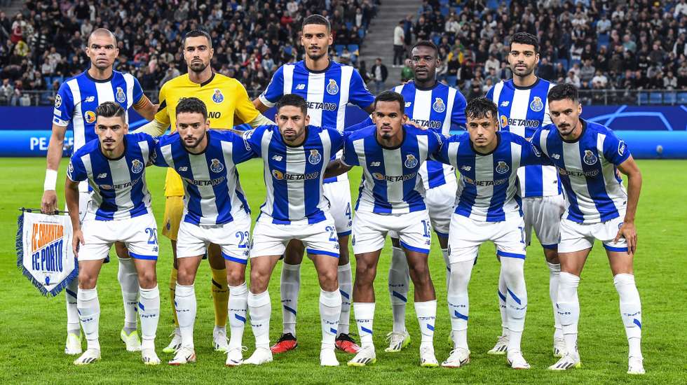 epa10870265 The starting eleven of FC Porto pose for a team picture before the UEFA Champions League group H match between Shakhtar Donetsk and FC Porto in Hamburg, Germany, 19 September 2023.  EPA/FABIAN BIMMER