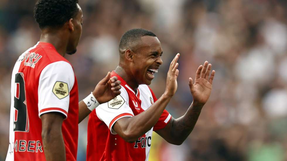 epa10864435 Igor Paixao of Feyenoord celebrates the 3-0 goal during the Dutch Eredivisie soccer match between Feyenoord Rotterdam and SC Heerenveen in Rotterdam, Netherlands, 16 September 2023.  EPA/MAURICE VAN STEEN