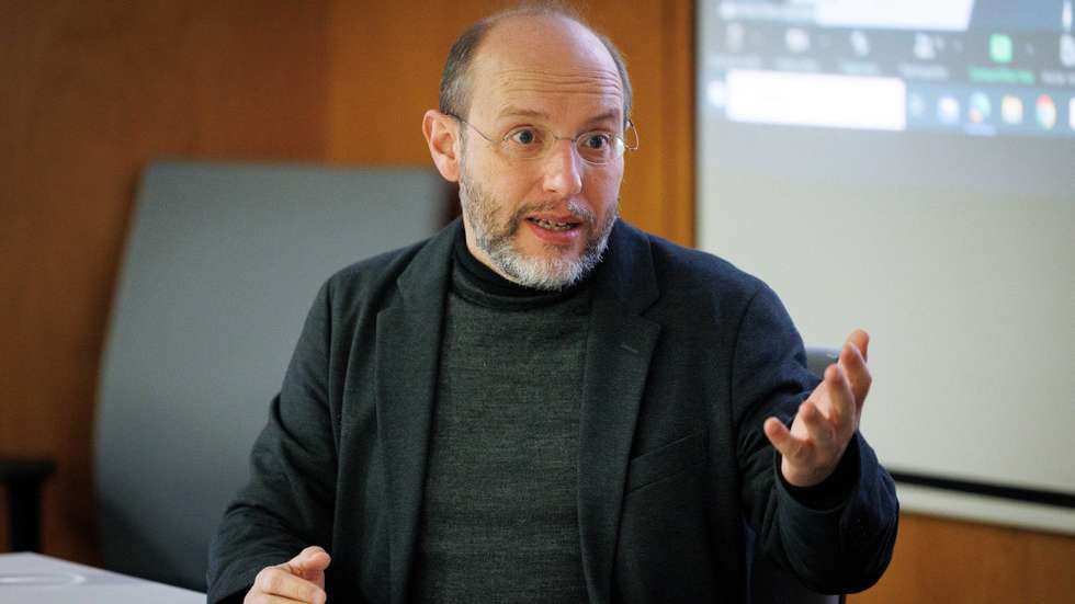 A porta-voz do Livre, Rui Tavares, durante a visita à Universidade de Trás-os-Montes e Alto Douro (UTAD), no âmbito da campanha para as eleições legislativas de 10 de março, em Vila Real, 28 de fevereiro de 2024. O Presidente da República decretou a 15 de janeiro a dissolução do parlamento e a convocação de eleições legislativas antecipadas para 10 de março, na sequência da demissão do primeiro-ministro, António Costa, apresentada em 07 de novembro, por causa da Operação Influencer, e de imediato aceite pelo Presidente da República. PEDRO SARMENTO COSTA/LUSA