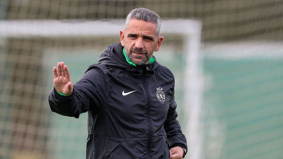 epa11841700 Sporting CP head coach Rui Borges leads a training session in Alcochete, Portugal, 21 January 2025. Sporting will face RB Leipzig in their UEFA Champions League soccer match on 22 January 2025.  EPA/ANTONIO COTRIM