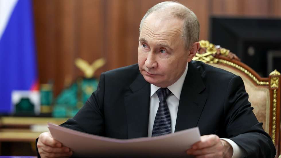 epa12074805 Russian President Vladimir Putin meets with Moscow Mayor Sergei Sobyanin at the Kremlin in Moscow, Russia, 05 May 2025.  EPA/VYACHESLAV PROKOFYEV/SPUTNIK/KREMLIN POOL MANDATORY CREDIT