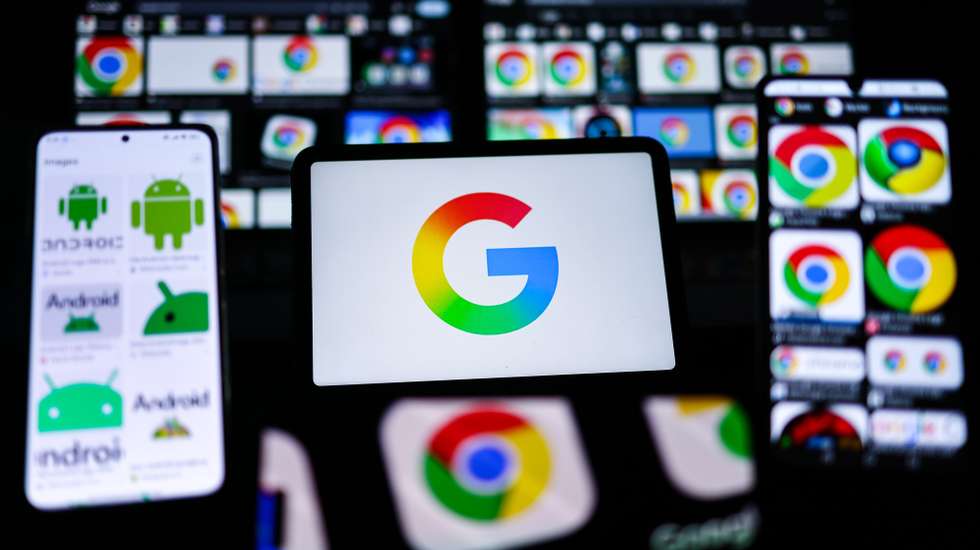 epa12347778 Logos of Google, Chrome and Android are seen on several displays, in Berlin, Germany, 03 September 2025. A US federal judge on 02 September has ruled that Google must share information with competitors, but will not be required to sell its Chrome web browser or Android.  EPA/HANNIBAL HANSCHKE