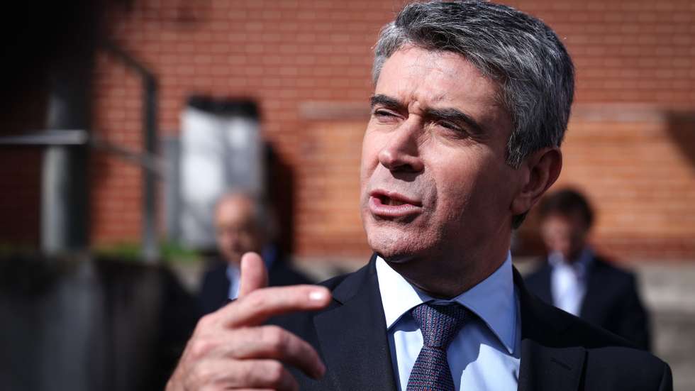 O secretário geral do Partido Socialista (PS), José Luís Carneiro, durante uma visita à Escola Secundária António Damásio onde esteve à conversa com alunos do 12.º ano do Curso Ciência Política-AESMO-ESAD, em Lisboa, 30 de outubro de 2025. RODRIGO ANTUNES/LUSA