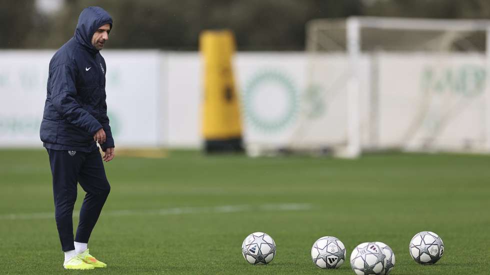 Sporting head coach Rui Borges attends a training session in Cristiano Ronaldo Academy in Alcochete, Portugal, 27 January 2026. Sporting CP will play against Athletic Bilbao on 28 January in a UEFA Champions League match. ANTÓNIO COTRIM/LUSA