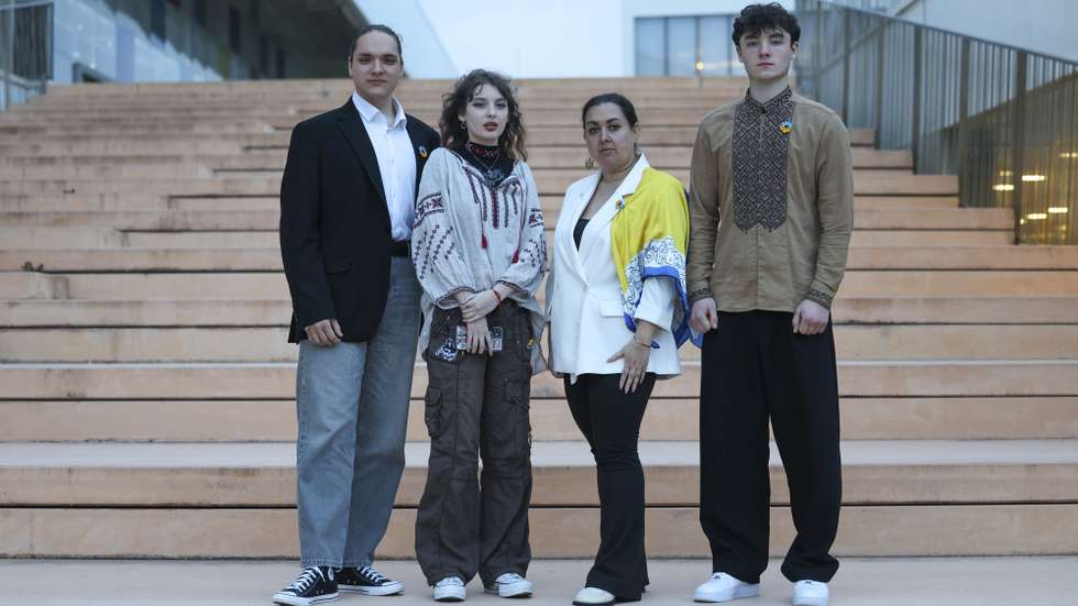 Os jovens ucranianos Ivan M, 20 anos, de Kramatorsk (D), Marta G., 18 anos, de Donetsk (2-E), Ivan S, 19 anos, de Lugansk (E), posam para a foto acompanhados por Daria Herasymchuk(2-D), conselheira e comissária do Presidente da Ucrânia para os Direitos da Criança e Reabilitação Infantil durante uma entrevista à agência Lusa , em Carcavelos, 24 de fevereiro de 2026. (ACOMPANHA TEXTO DO DIA 28 DE FEVEREIRO DE 2026) ANTÓNIO COTRIM/LUSA