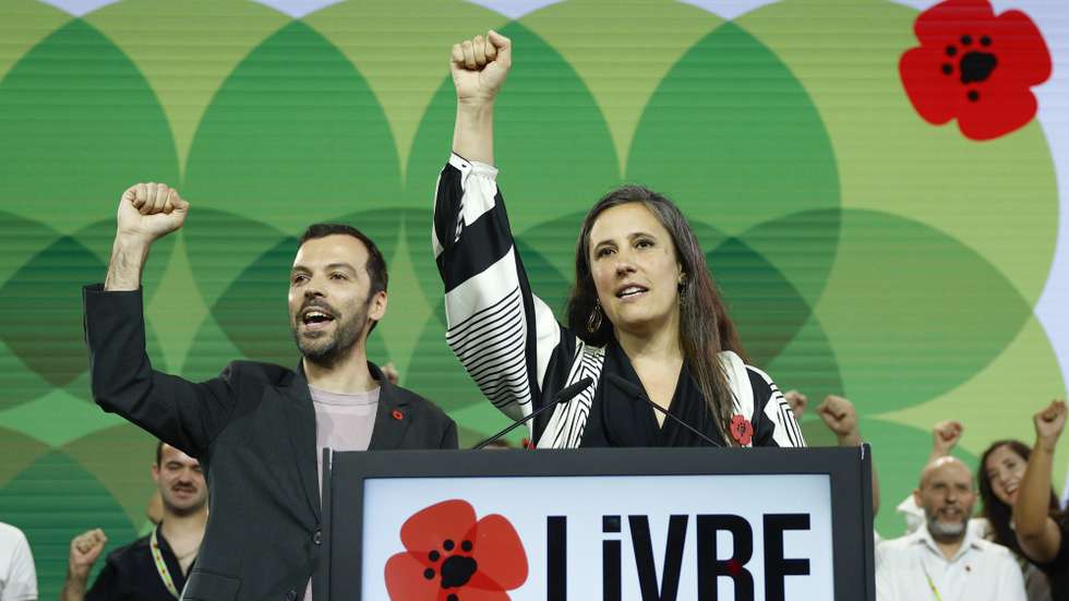 A co-porta voz do Livre, Isabel Mendes Lopes, ladeada pelo candidato a co-porta-voz do partido, Jorge Pinto (E), durante o 17º Congresso do Livre, em Sintra, 11 de julho de 2026. ANTÓNIO PEDRO SANTOS/LUSA