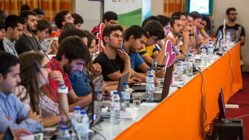 Ao longo de sete dias, cem jovens selecionados vão receber formação sobre política nacional, europeia e internacional, da economia à energia, da reforma do Estado à educação e cultura
