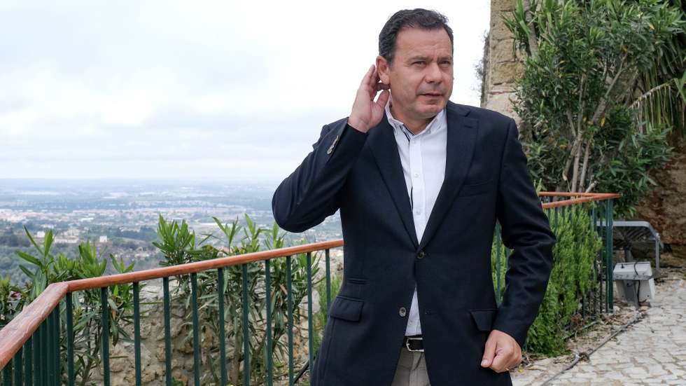 O presidente do Partido Social Democrata (PSD), Luís Montenegro, à chegada à Pousada de Palmela para uma reunião do “Movimento Acreditar”,  no âmbito do programa 'Sentir Portugal em …” Palmela, 19 de junho de 2023. RUI MINDERICO/LUSA