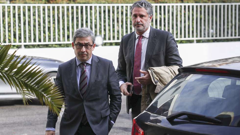 O secretário de Estado do Trabalho, Miguel Fontes (E), e o secretário de Estado da Segurança Social, Gabriel Bastos (D), à chegada à reunião plenária do Conselho Permanente de Concertação Social, esta tarde em Lisboa, 14 de dezembro de 2022.  MIGUEL A. LOPES/LUSA