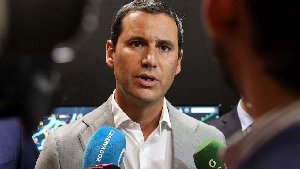 O ministro das Infraestruturas, João Galamba, fala aos jornalistas durante a visita ao Centro de Controlo de Tráfego da Infraestruturas de Portugal, Almada, 25 de julho de 2023.  MANUEL DE ALMEIDA/LUSA