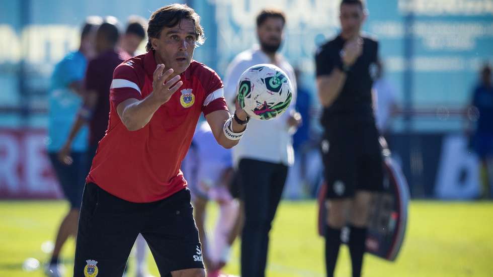 O treinador do Arouca, Daniel Ramos, reage durante o jogo da Primeira Liga de futebol contra o Desportivo de Chaves, em Arouca, 1 de outubro de 2023. JOSÉ COELHO/LUSA