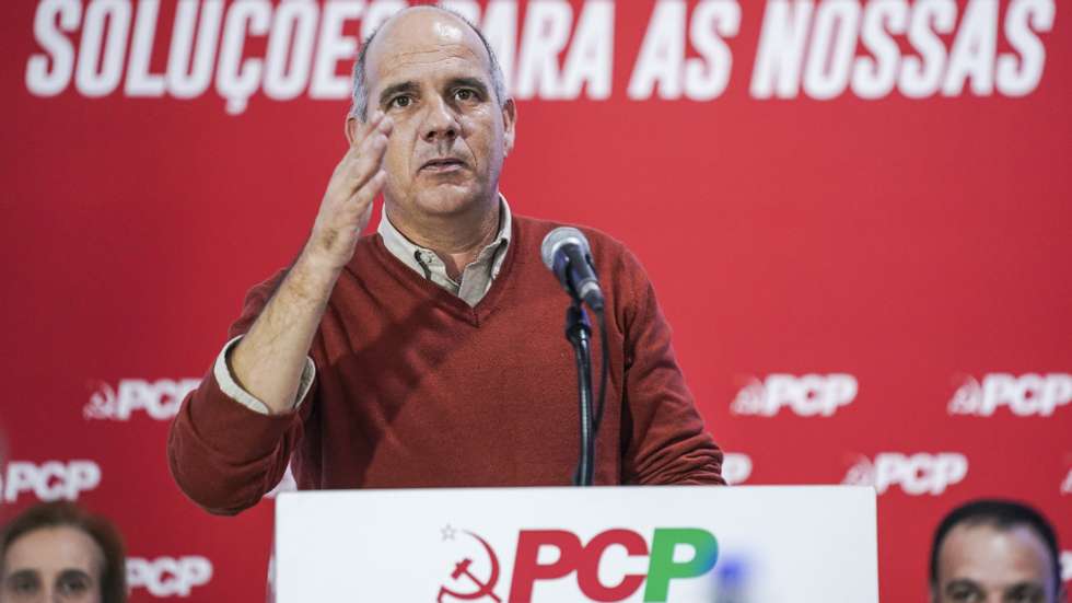 O secretário-geral do Partido Comunista (PCP), Paulo Raimundo, discursa durante um jantar/comício de fim de ano "É hora de mudar de política" nas instalações da AGERE (Empresa de Águas Efluentes e Resíduos de Braga), Braga, 16 de dezembro de 2023. HUGO DELGADO/LUSA