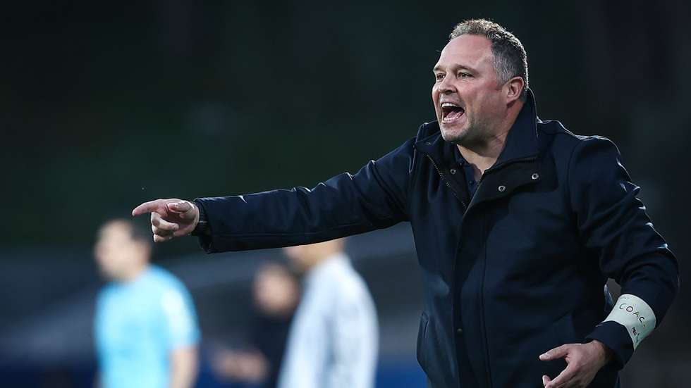 O treinador do Gil Vicente FC, Vítor Campelos, reage durante o jogo da Primeira Liga de futebol entre o GD Estoril Praia e o Gil Vicente FC, disputado no Estádio António Coimbra da Mota, no Estoril, 18 de fevereiro de 2024. RODRIGO ANTUNES/LUSA