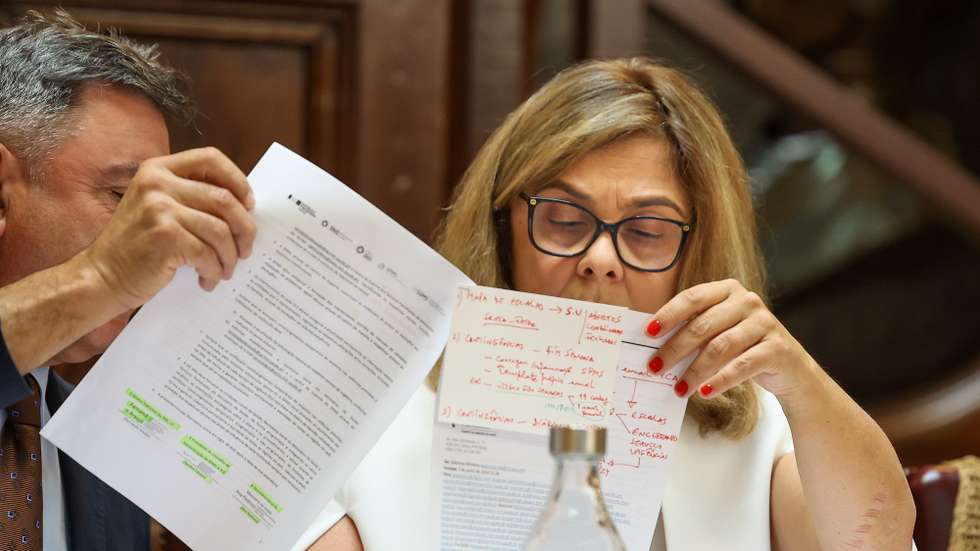 A ministra da Saúde, Ana Paula Martins (D), conversa com o secretário de Estado Adjunto e dos Assuntos Parlamentares, Carlos Abreu Amorim (E), durante a sua audição perante a Comissão da Saúde, na Assembleia da República, em Lisboa, 12 de junho de 2024. MANUEL DE ALMEIDA/LUSA