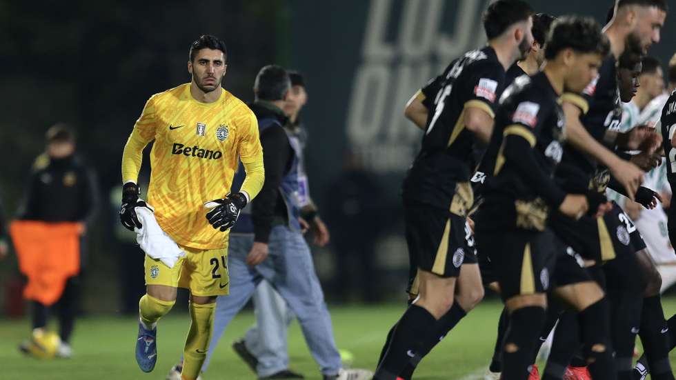 Sporting’s goalkeeper Rui Silva reacts during their Portuguese First League soccer match with Rio Ave held at Arcos Stadium in Vila do Conde, Portugal, 18 January 2025. MANUEL FERNANDO ARAUJO/LUSA