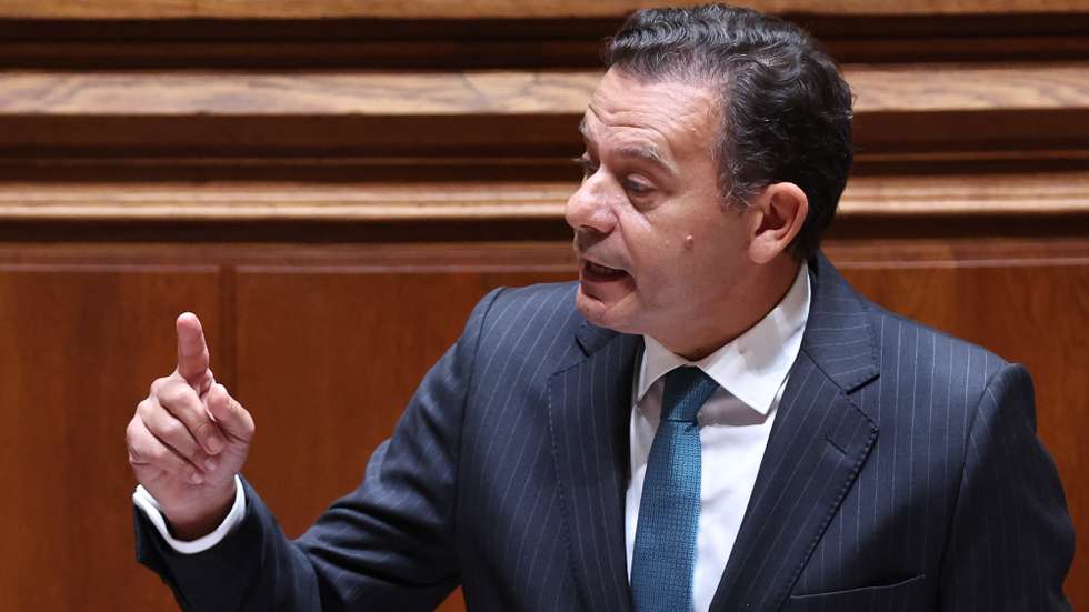 O primeiro-ministro, Luís Montenegro, intervém durante o debate quinzenal, na Assembleia da República, em Lisboa, 24 de setembro de 2025. O primeiro-ministro regressa hoje aos debates quinzenais no parlamento mais de sete meses depois da última discussão neste formato e a pouco mais de duas semanas da entrega do Orçamento do Estado para 2026. ANTÓNIO COTRIM/LUSA