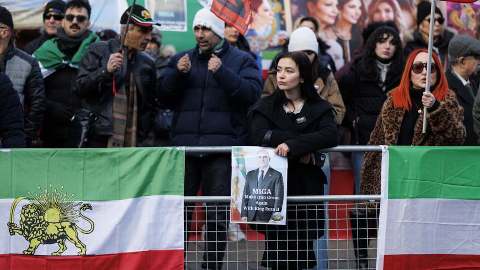 epa12623558 Anti-government demonstrators and supporters of exiled Crown Prince of Iran, Reza Pahlavi, display historic Iranian flags and placards as they protest against the Iranian regime outside the Embassy of Iran in London, Britain, 03 January 2026. Mass demonstrations have erupted across Iran beginning in late December 2025, sparked by the rising inflation and a severe economic crisis. US President Donald Trump has issued a direct warning to the Iranian government, if the regime 'kills peaceful protesters'.  EPA/TOLGA AKMEN