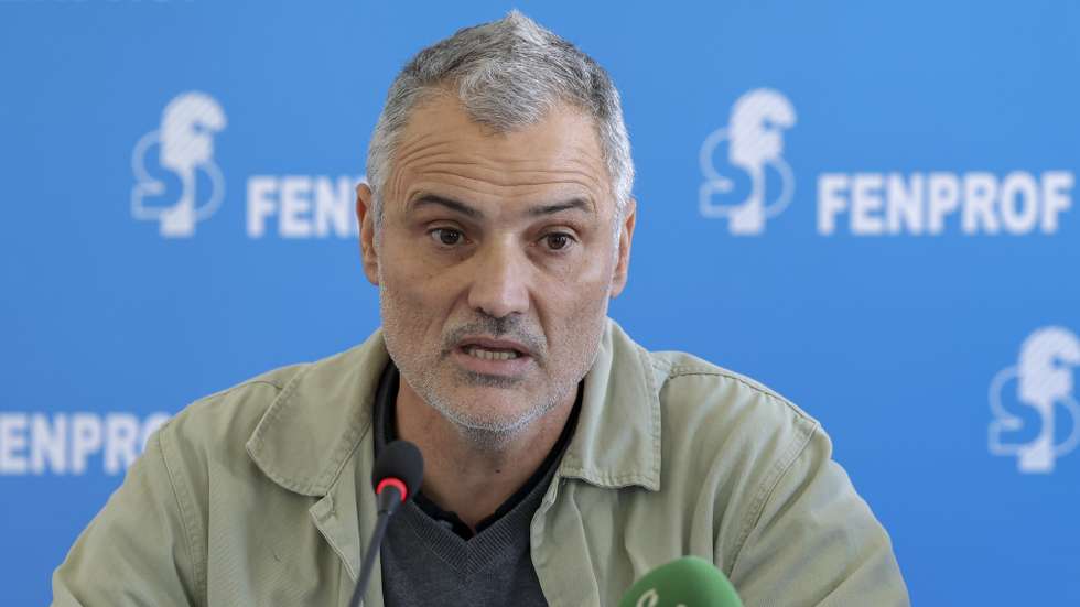 Francisco Gonçalves e José Feliciano da Costa (ausente da fotografia), secretários-gerais da Federação Nacional dos Professores (Fenprof), durante a conferência de imprensa para a apresentação do balanço do 1.º período no que se refere à falta de professores e ao processo negocial em curso de revisão do ECD, e lançamento da ação reivindicativa para o primeiro trimestre do ano, em Lisboa, 05 de janeiro de 2026. JOÃO RELVAS/LUSA