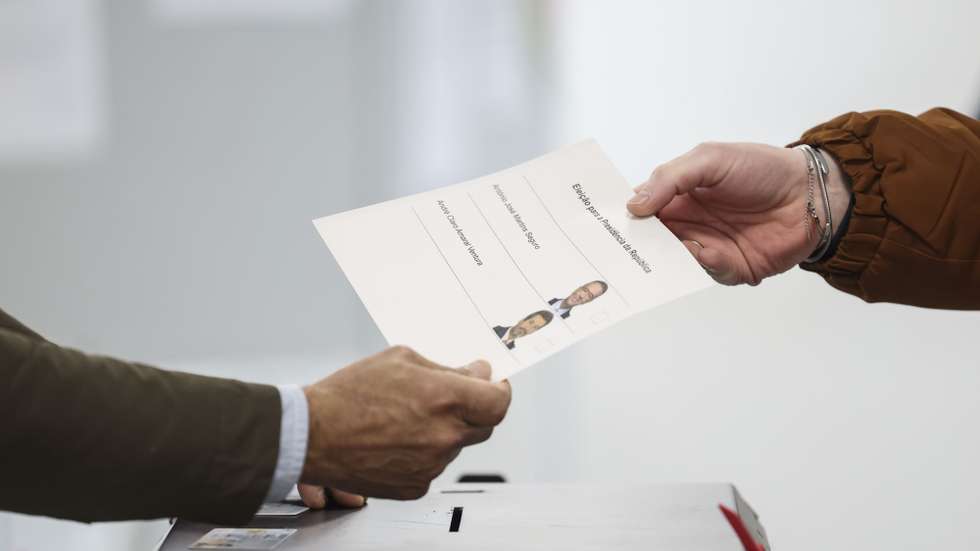 Uma eleitora exerce o direito de voto na Azambuja, 08 de fevereiro de 2026. Mais de 11 milhões de eleitores são chamados a escolher o novo Presidente da República, num sufrágio que opõe António José Seguro a André Ventura, os dois mais votados em 18 de janeiro. (ACOMPANHA TEXTO) ANDRÉ KOSTERS/LUSA
