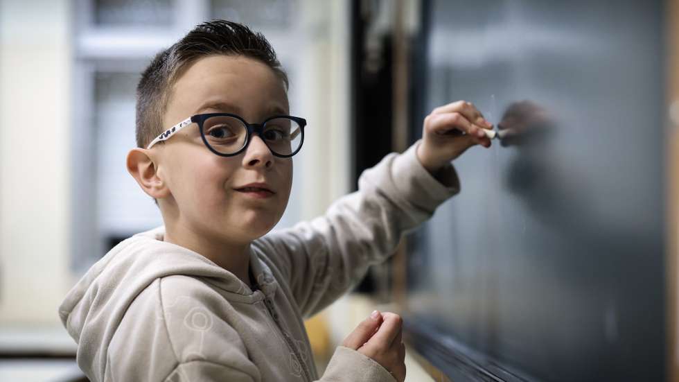 Mário Monteiro, tem oito anos, cabelo preto, uns óculos redondos e é um craque a geografia, no Porto, 04 de março de 2026. Há uma escola na Maia, no Porto, que desenvolve um projeto especial com a Associação Portuguesa de Crianças Sobredotadas que está a conseguir combater o tédio crónico das aulas, isolamento escolar, automutilação e até tentativa de suicídios de alunos com altas capacidades em Portugal, rotulados de nerds’ ou Einestainezinhos. (ACOMPANHA TEXTO DA LUSA DO DIA 15 DE MARÇO DE 2026). JOSÉ COELHO/LUSA