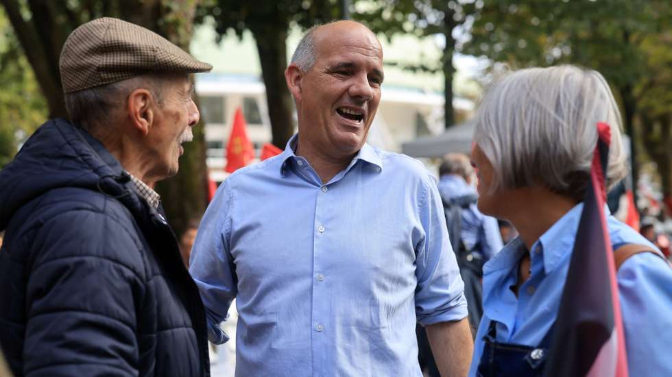 O secretário-geral do Partido Comunista Português (PCP), Paulo Raimundo, participa na manifestação "Salários, direitos, paz", no Porto, 25 de outubro de 2026. A iniciativa é organizada pelo PCP no âmbito do Grupo da Esquerda Unitária Europeia/ Esquerda Verde Nórdica - A Esquerda no Parlamento Europeu. ESTELA SILVA/LUSA