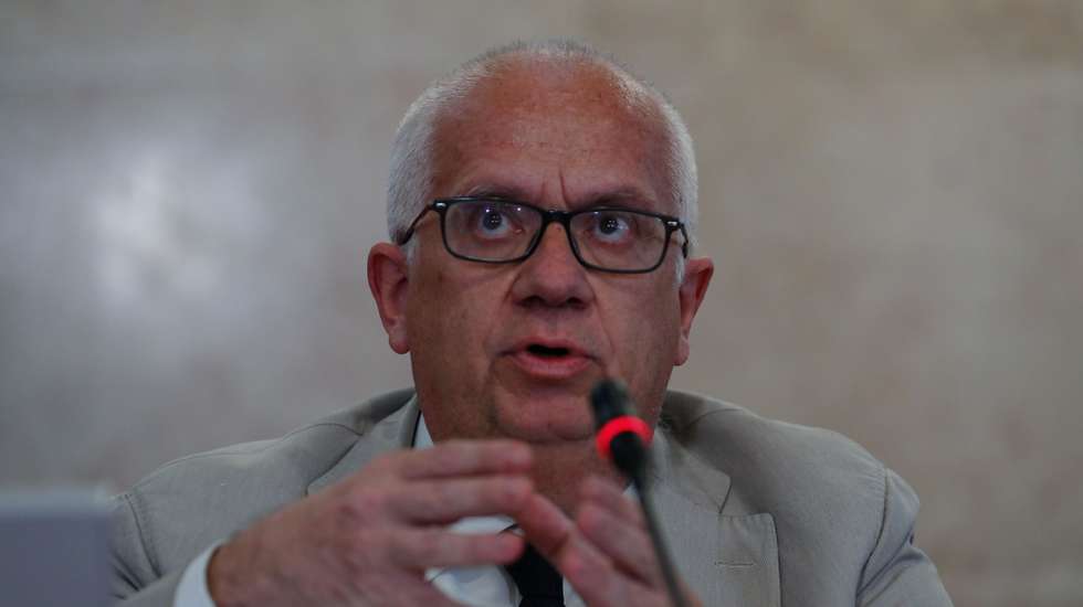 O ministro da Administração Interna, Eduardo Cabrita, durante a audição conjunta com a ministra da Agricultura, Maria do Céu Antunes (ausente na fotografia), na comissão de Agricultura e Mar, no âmbito dos acontecimentos nos abrigos "Cantinho das Quatro Patas" e "Abrigo de Paredes", na Assembleia da República, em Lisboa, 30 de julho de 2020. ANTÓNIO COTRIM/LUSA