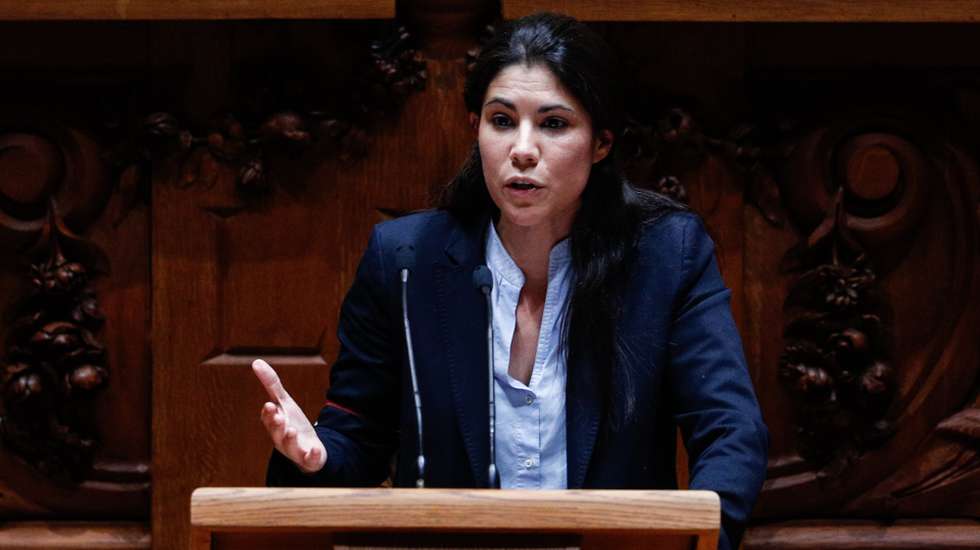 A deputada do Bloco de Esquerda (BE), Mariana Mortágua, intervém durante o debate parlamentar de discussão na generalidade do Orçamento do Estado para 2021 (OE2021), na Assembleia da República, em Lisboa, 27 de outubro de 2020. ANTÓNIO COTRIM/LUSA