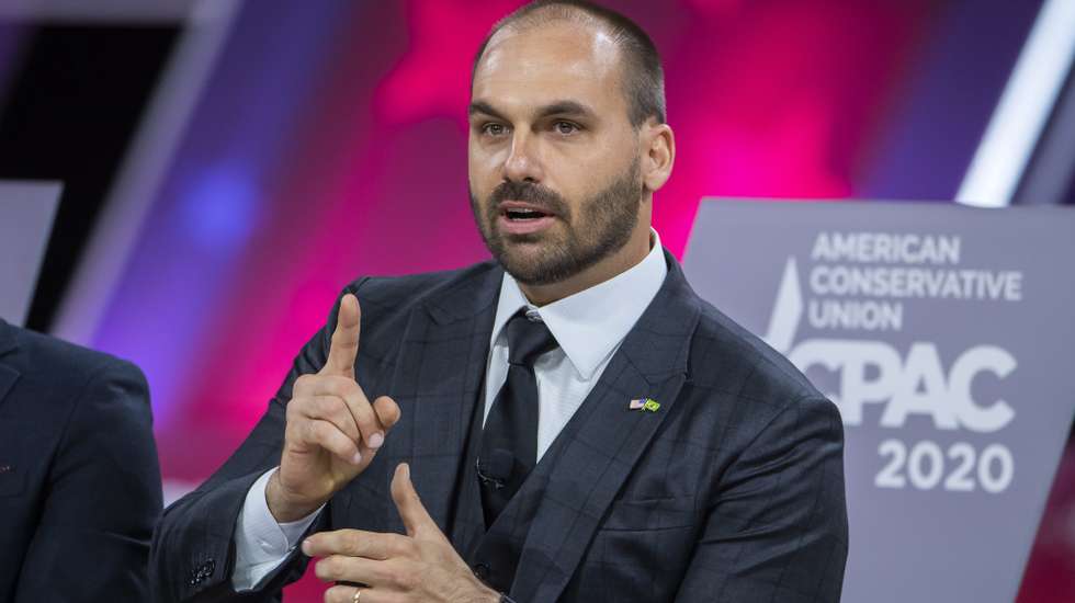 epa08260005 Eduardo Bolsonaro, the son of Brazilian President Jair Bolsonaro, speaks during the 47th annual Conservative Political Action Conference (CPAC) at the Gaylord National Resort &amp; Convention Center in National Harbor, Maryland, USA, 29 February 2020. The American Conservative Union's CPAC concludes on the same day.  EPA/ERIK S. LESSER