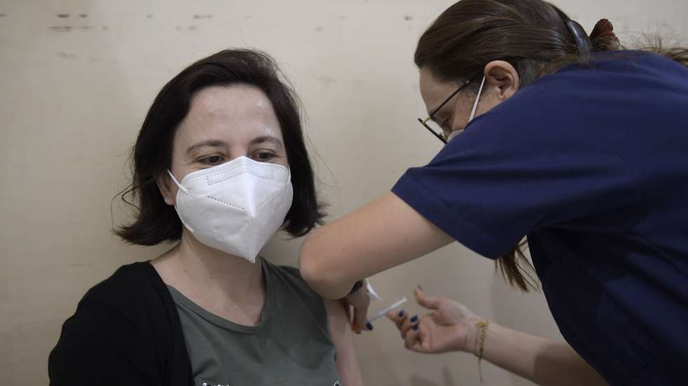 Inoculação de vacinas a professores e a auxiliares no Centro de Vacinação de Gondomar (ACES Gondomar), instalado no Pavilhão Multiusos em Gondomar. 18 de Abril 2021. FERNANDO VELUDO/LUSA