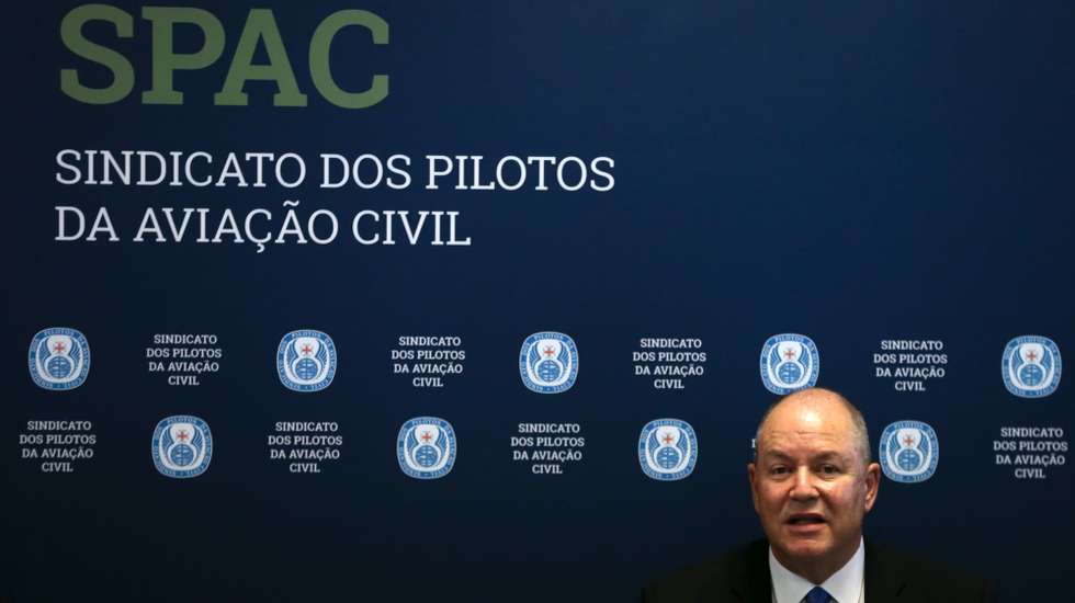 O presidente do Sindicato dos Pilotos da Aviação Civil (SPAC), Alfredo Mendonça, durante conferência de imprensa na sede do SPAC, em Lisboa, 11 de dezembro de 2020. O SPAC e o Sindicato Nacional do Pessoal de Voo da Aviação Civil (SNPVAC) apelaram ao Governo que negoceie com Bruxelas o adiamento da apresentação do plano de reestruturação da TAP, denunciando que este está baseado em previsões de mercado "completamente desatualizadas". MANUEL DE ALMEIDA/LUSA