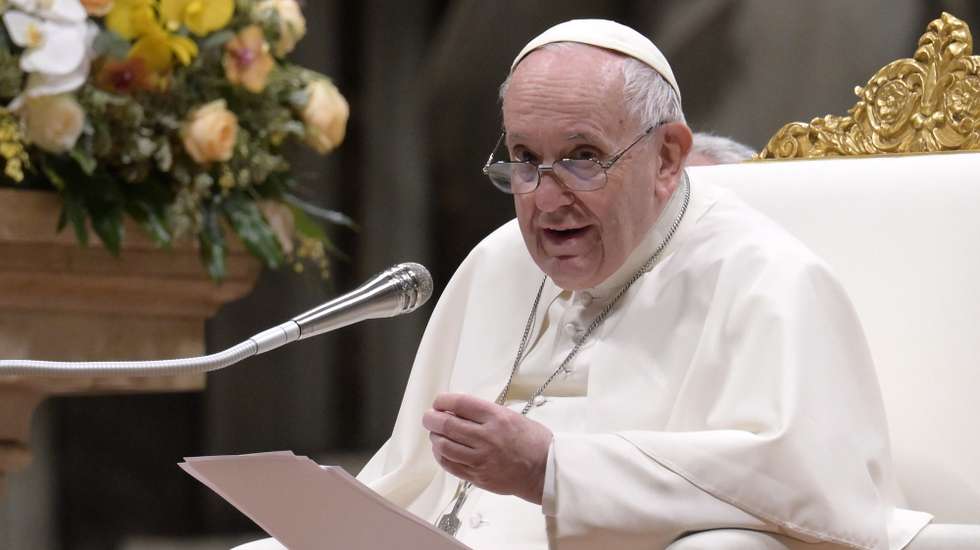epa09893682 Pope Francis attends the Easter Vigil Mass in Saint Peter's Basilica at the Vatican, 16 April 2022.  EPA/CLAUDIO PERI